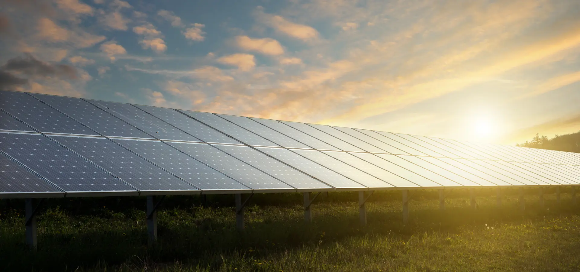 Photovoltaik-Anlage im Sonnenaufgang