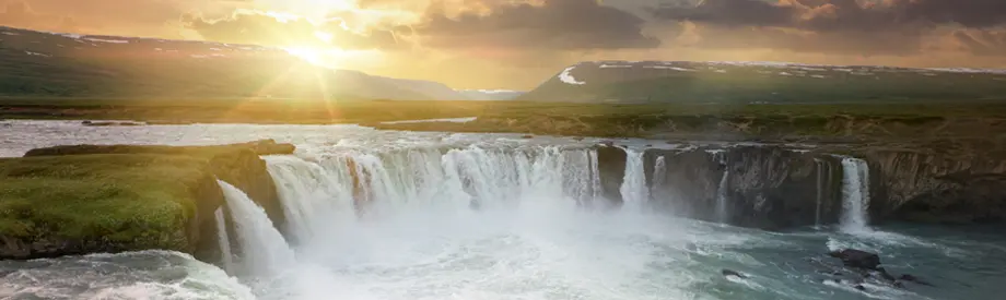 Landschaft mit Wasserfall – Symbol für die Kraft und Beständigkeit nachhaltiger Energie
