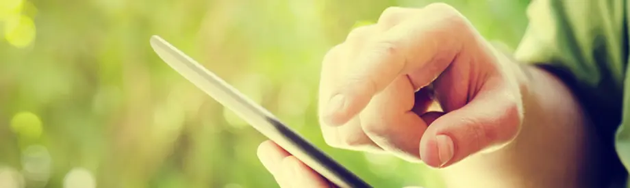 Landschaft mit Wasserfall – Symbol für die konstante Kraft nachhaltiger Energie